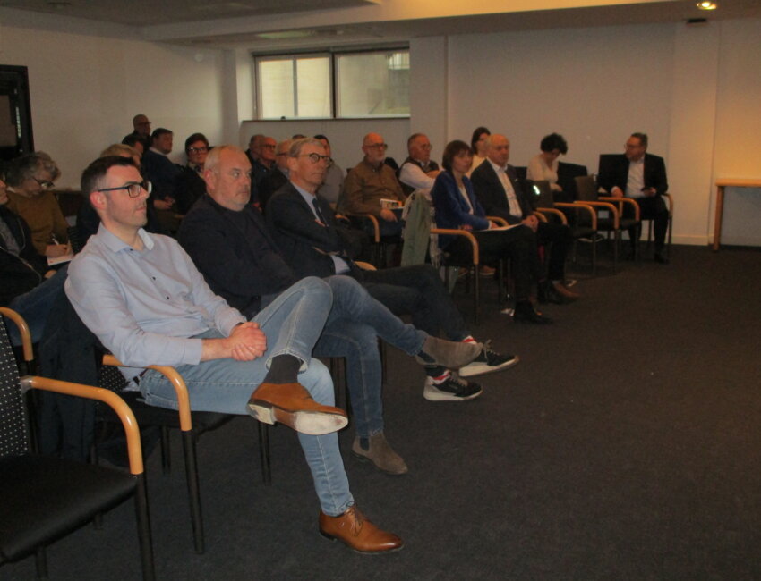Le président du Tribunal de commerce de Saint-Quentin, Gérard Blot (à droite) en conversation avec le président régional de 60000 rebonds Christian Dessaigne.
