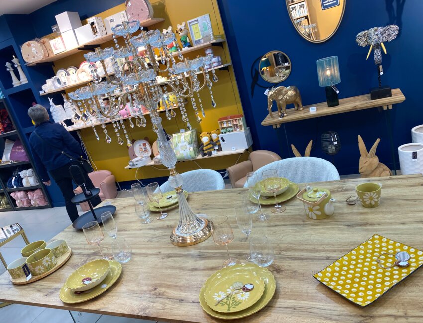 Dans le magasin à proximité de l'hôtel de ville d'Abbeville, ce beau bar habillé de miroirs a très vite trouvé preneur.