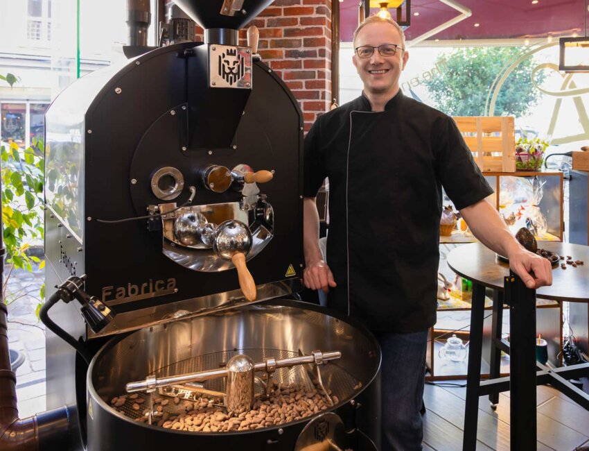 Alex Legat à côté du torréfacteur. (c) Marie-Line Waroude