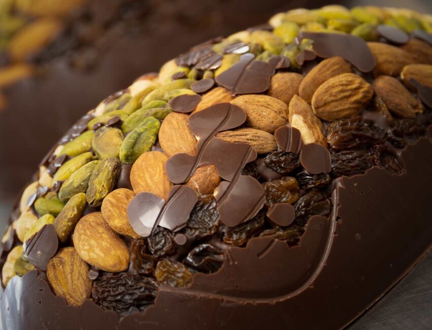Pour Pâques, des oeufs aux amandes, pistaches, caramel et raisins secs. (c) Marie-Line Waroude