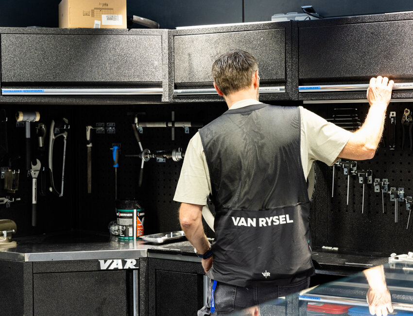 Un atelier de réparation au sein de la boutique Van Rysel, à Btwin Village. ©Léna Heleta