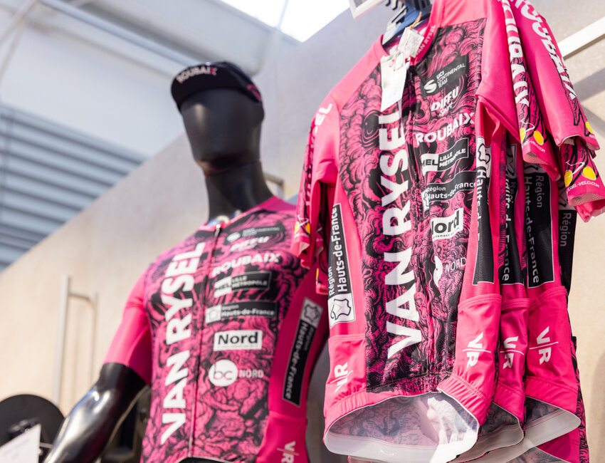Les maillots Van Rysel, qui seront portés lors de Paris-Roubaix 2026. ©Léna Heleta