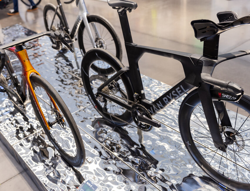 Les vélos en vente dans la magasin Van Rysel, à Btwin Village, près de Lille. ©Léna Heleta