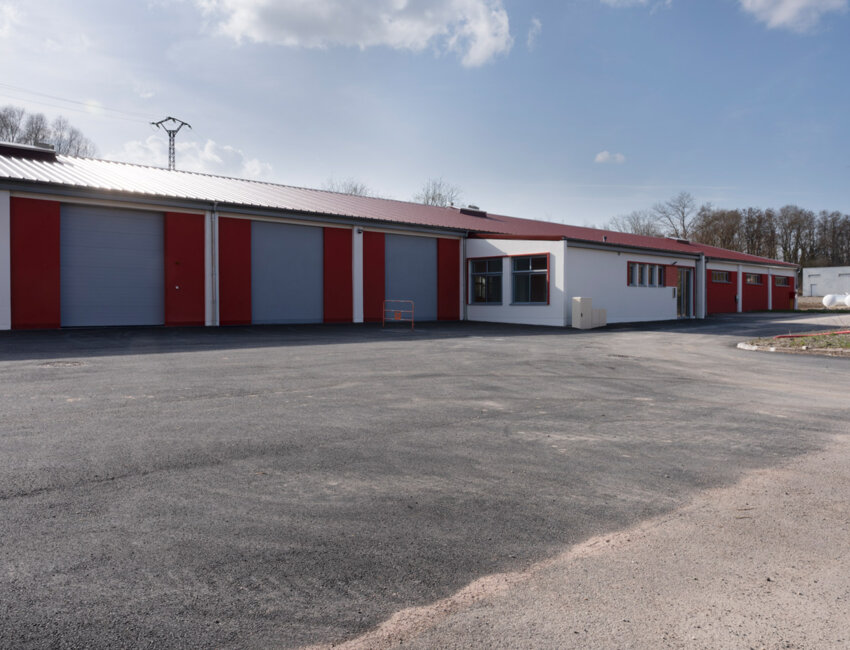 © Laurence Deleau. Les bâtiments entièrement rénovés et dépollués étaient, sous l’ère Bataville, un garage mécanique et un bâtiment de stockage de produits chimiques.