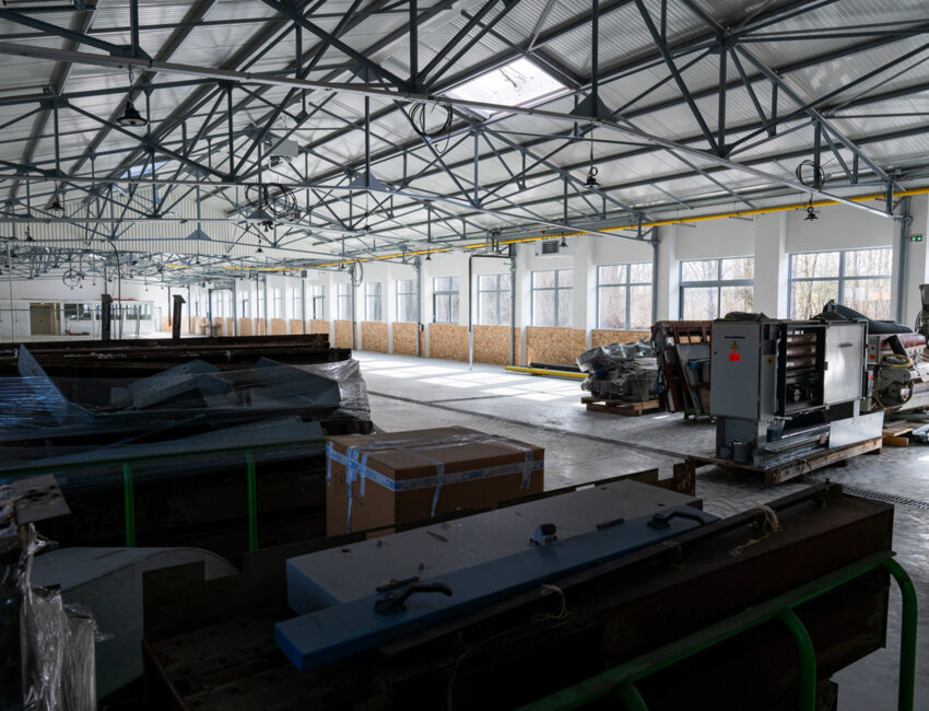 © Laurence Deleau. Dans l’usine de transformation, les machines n’attendent plus qu’à être assemblées.