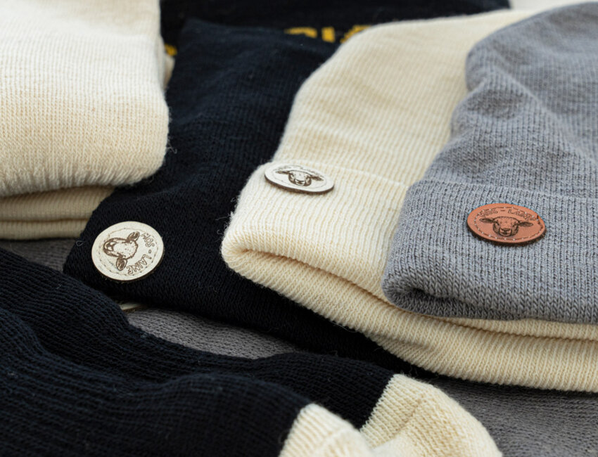 © Laurence Deleau. Une gamme de bonnets, chaussettes ou écharpes, 100% Est à Laine Mérinos de Lorraine, est développée depuis 2021.