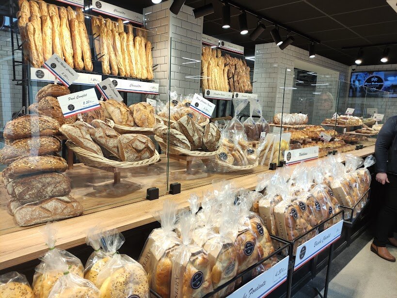 Josélito Leroy entouré des membres de la Chambre des métiers et de l'artisanat, et du maire et conseiller départemental à droite.
