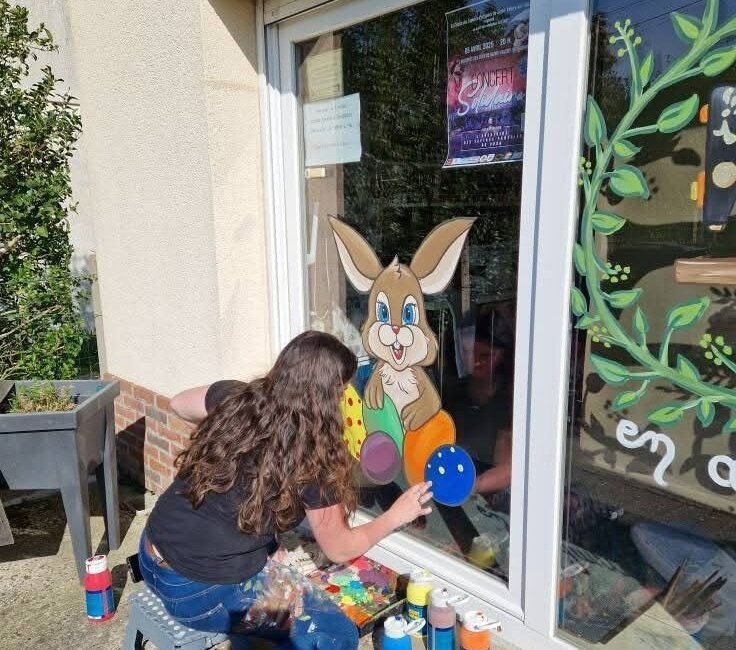 Laurie Guerville devant une de ses dernières créations.