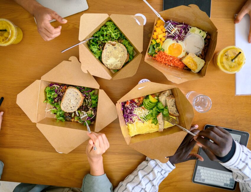 Le repas doit idéalement se composer d’une source de protéines, d’amidons, de légumes et de fruits. © D.R.