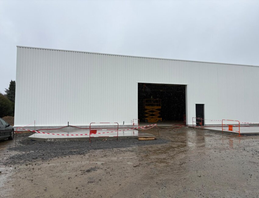 Henri Decanter montre un cadre à Dominique Ignaszak, président de la communauté d'agglomération Chauny Tergnier La Fère, venu visiter l'entreprise.