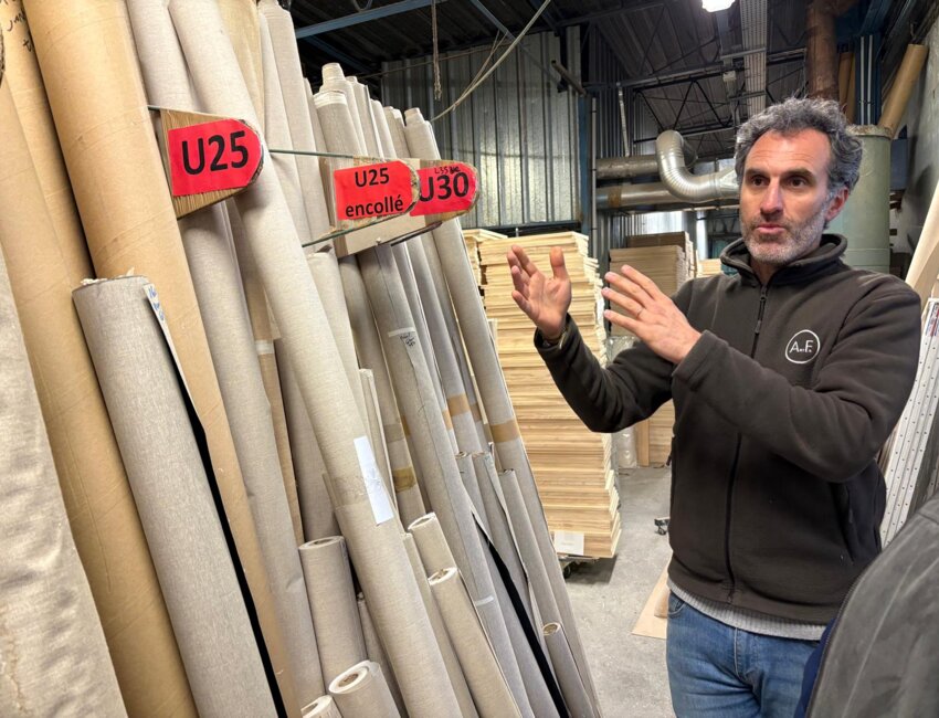 Henri Decanter montre un cadre à Dominique Ignaszak, président de la communauté d'agglomération Chauny Tergnier La Fère, venu visiter l'entreprise.