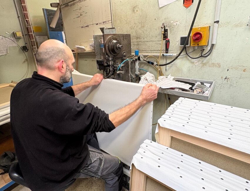 Henri Decanter montre un cadre à Dominique Ignaszak, président de la communauté d'agglomération Chauny Tergnier La Fère, venu visiter l'entreprise.