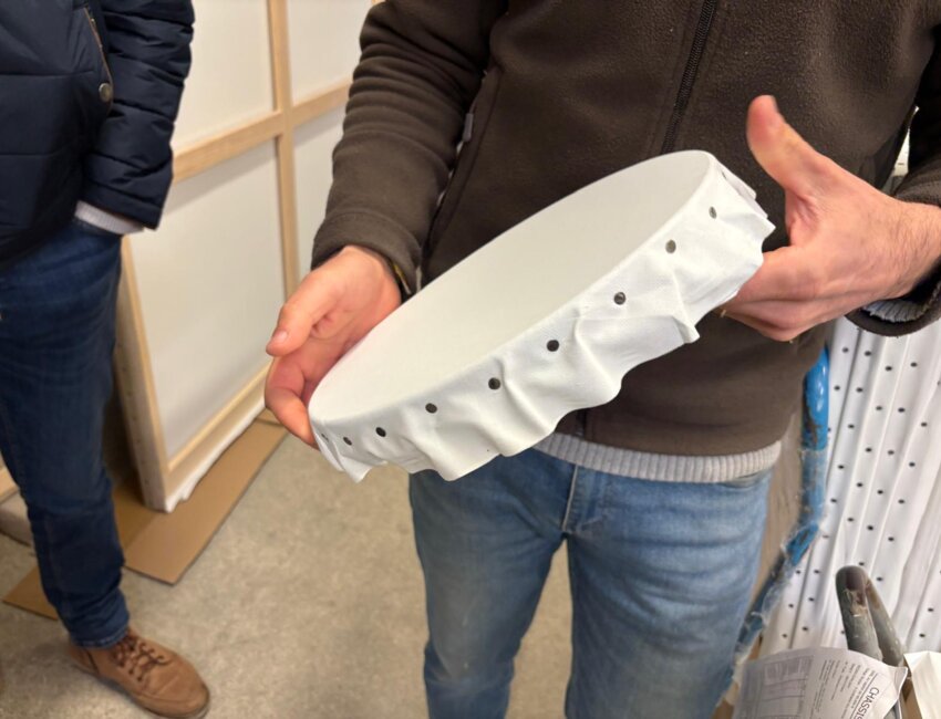 Henri Decanter montre un cadre à Dominique Ignaszak, président de la communauté d'agglomération Chauny Tergnier La Fère, venu visiter l'entreprise.