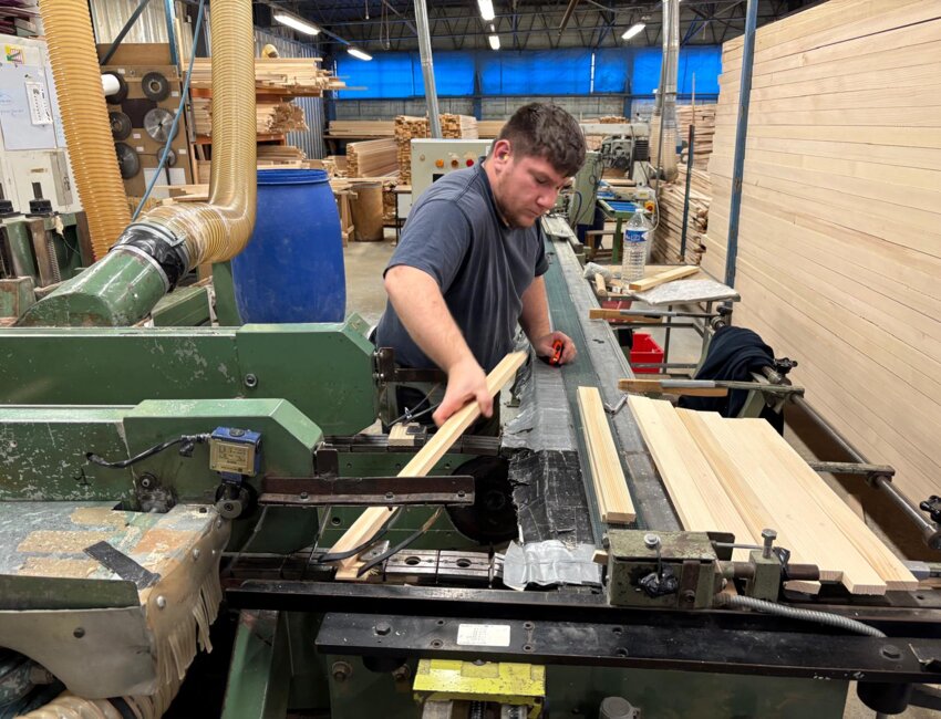Henri Decanter montre un cadre à Dominique Ignaszak, président de la communauté d'agglomération Chauny Tergnier La Fère, venu visiter l'entreprise.