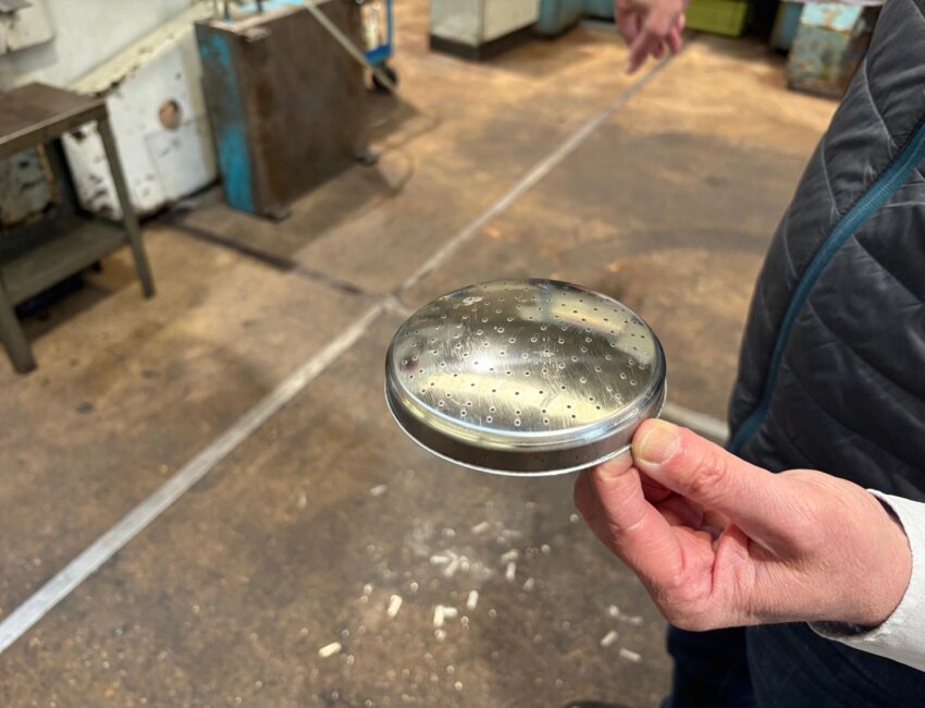 UMA réalise des petites pièces comme ici une pomme d'arrosage.