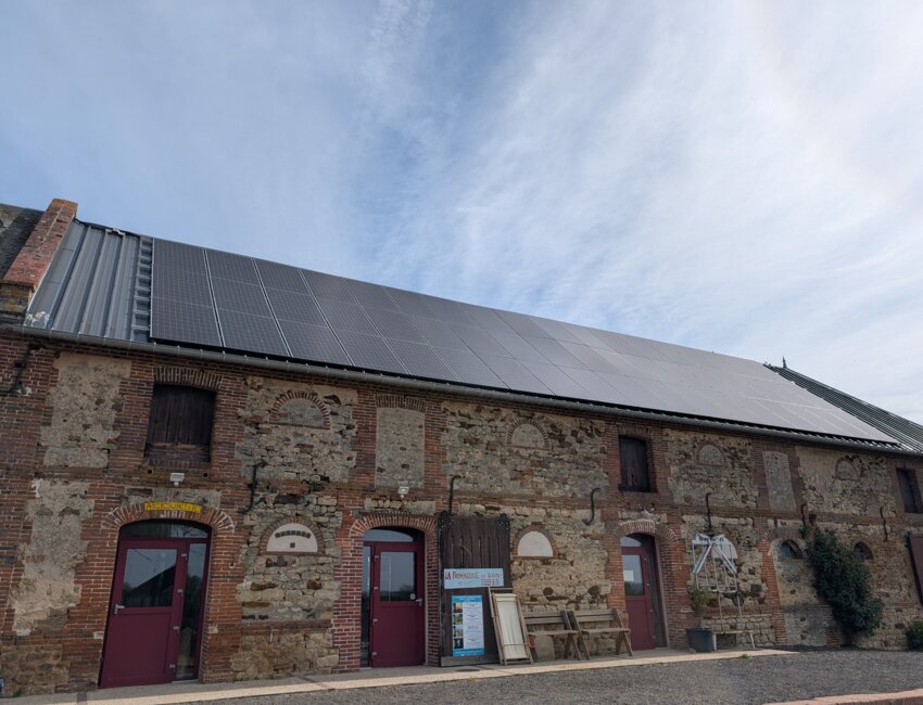 La fromagerie est équipée depuis février de 120m2 de panneaux photovoltaïques. © Aletheia Press / DLP
