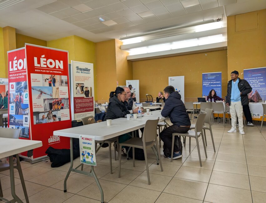 Les candidats ont pu prendre le temps de présenter leur projet aux recruteurs présents. © Aletheia Press / D. La Phung
