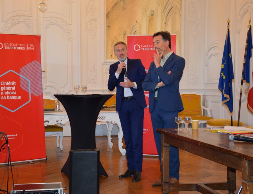 Antoine Saintoyant, directeur de la Banque des Territoires, et Frédéric Chéreau, maire de Douai.
