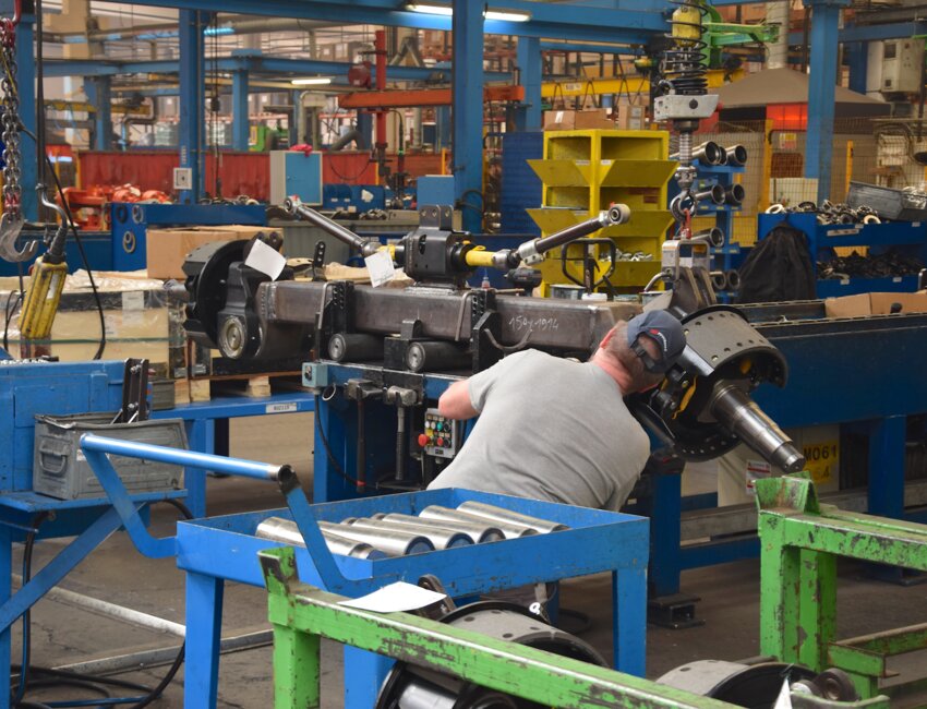 Sur 30 000 m2, Colaert Essieux emploie environ 200 salariés et produit chaque année près de 30 000 essieux et trains roulants pour le monde agricole.