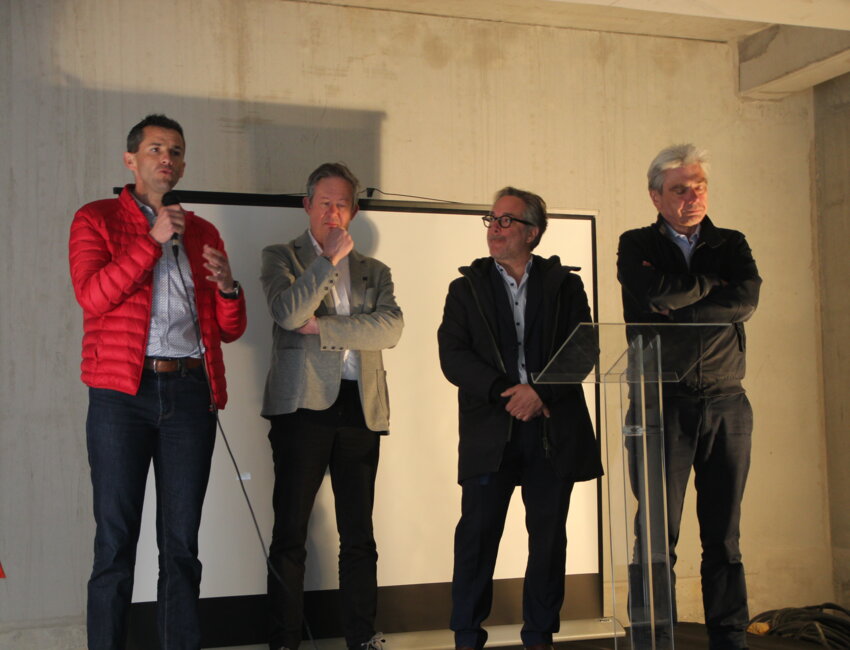 De g. à dr. : Nicolas Langlois, Laurent Le Bouëtté (architecte), Aymeric Dormeau et Sébastien Jumel lors de la "levée de voile", marquant la fin du gros œuvre. © Aletheia Press / B.Delabre