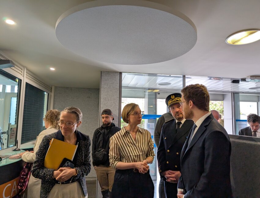 Amélie Verdier, directrice générale de la DGFIP, Aurélie Dhailly, responsable du service «<i>impôts des particuliers</i>» à Beauvais, Frédéric Bovet, sous-préfet de l'arrondissement de Beauvais et David Amiel. © Aletheia Press / DLP