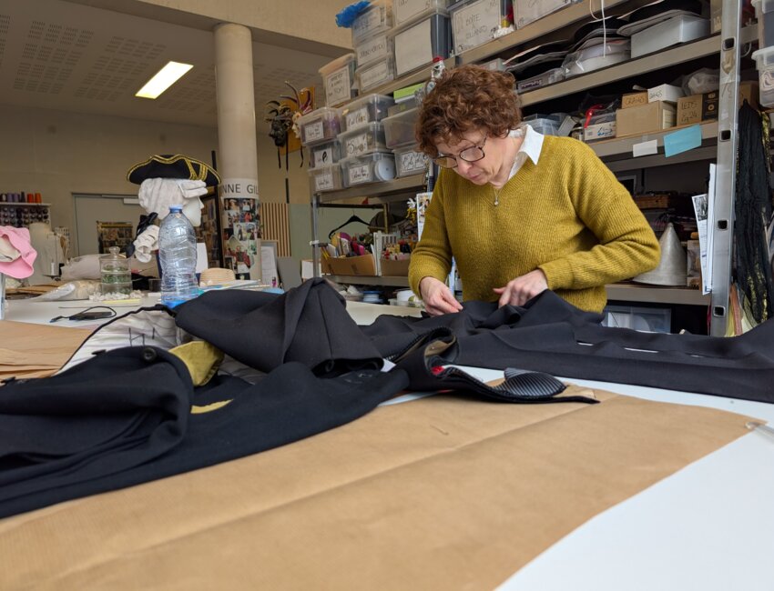 La costumière Madeleine Driez est l’une des deux salariées de l’association. © Aletheia Press / D. La Phung