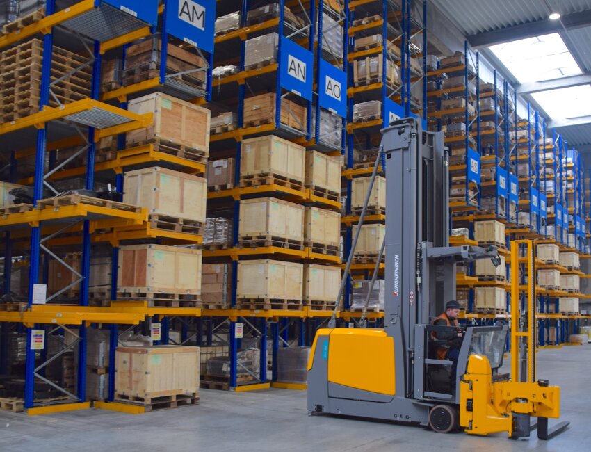 Une extension de 5000 m2 a permis de renforcer l’espace de stockage en intégrant des racks de 14 mètres de haut, des chariots filoguidés et un système de scan 3D des colis.