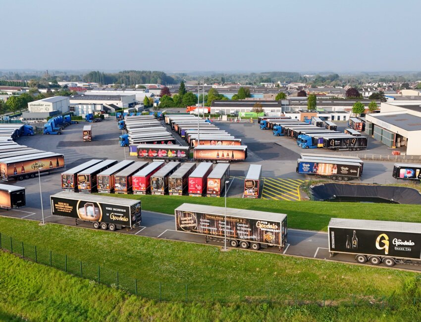 Le groupe dispose d’une organisation logistique intégrée avec les Transports Saint-Arnould, une flotte de 250 camions.