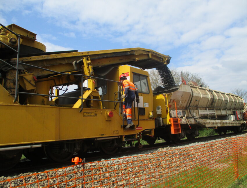 La «dégarnisseuse» permet de régénérer le ballast.