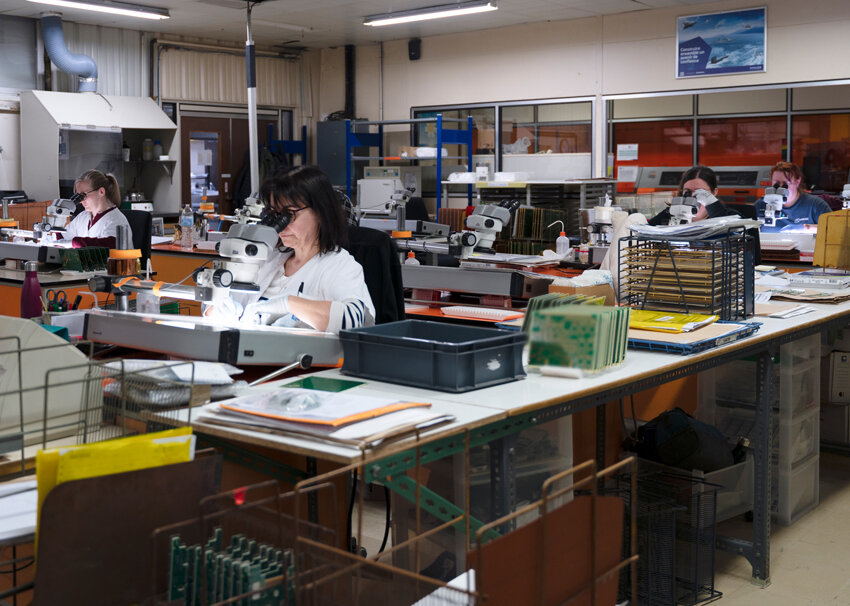 © Laurence Deleau. Contrôle final des circuits imprimés.