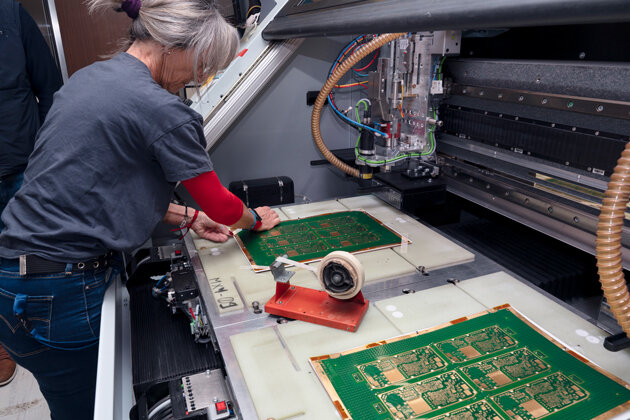 © Laurence Deleau. Détourage mécanique des circuits imprimés.