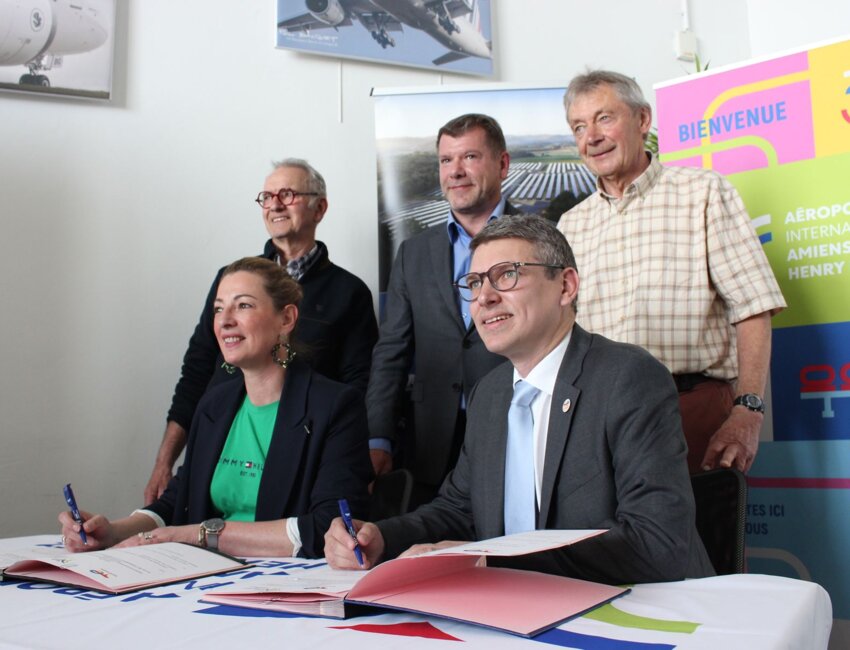 Les représentants des collectivités du Pays du Coquelicot et de TotalEnergies.