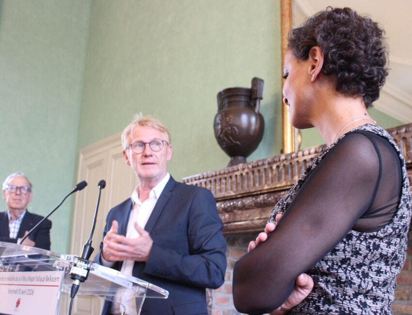 Najat Vallaud-Belkacem mise à l'honneur par le maire Frédéric Fauvet.