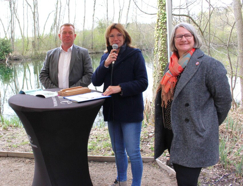 La présidente Christelle Hiver avec les vice-présidents Franck Beauvarlet et Sabine Carton, ont lancé l'Agenda nature aux étangs de la Barette.