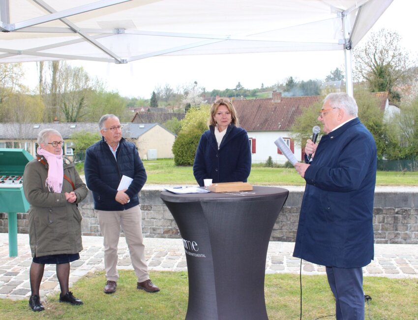 La réouverture en présence de Christelle Hiver, Jean-Marie Pecquet, maire de Long, Francis Lépine, président de l’Office de Tourisme, et Jean-Pierre Bucher, représentant de l'Association nationale des plaisanciers en eaux intérieures.