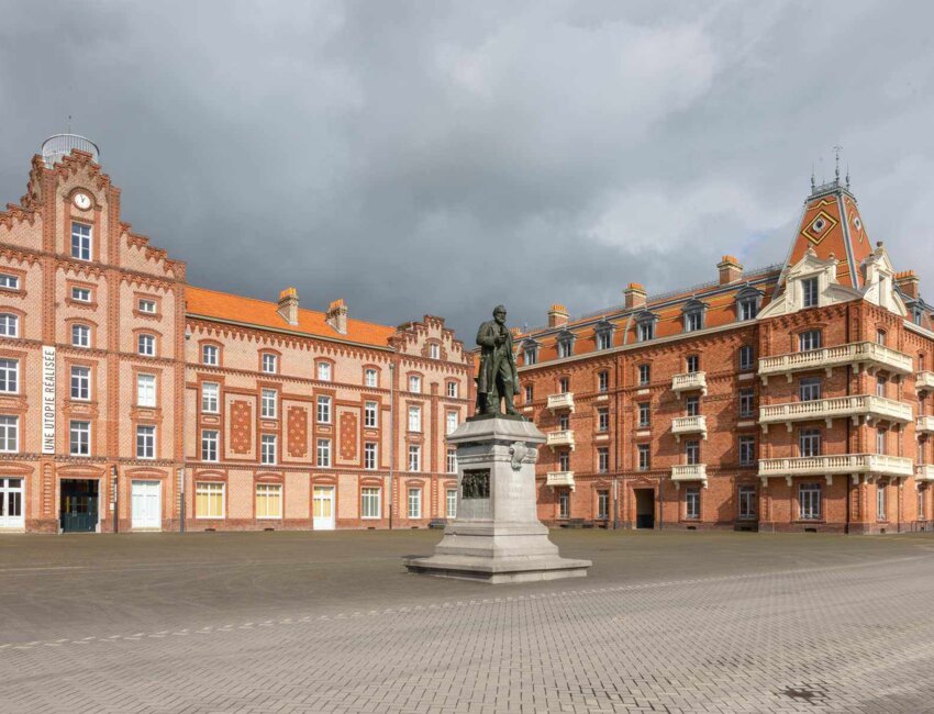 Le pavillon central du familistère de Guise avec la statue de Godin, son créateur. (c) Marie-Line Waroude