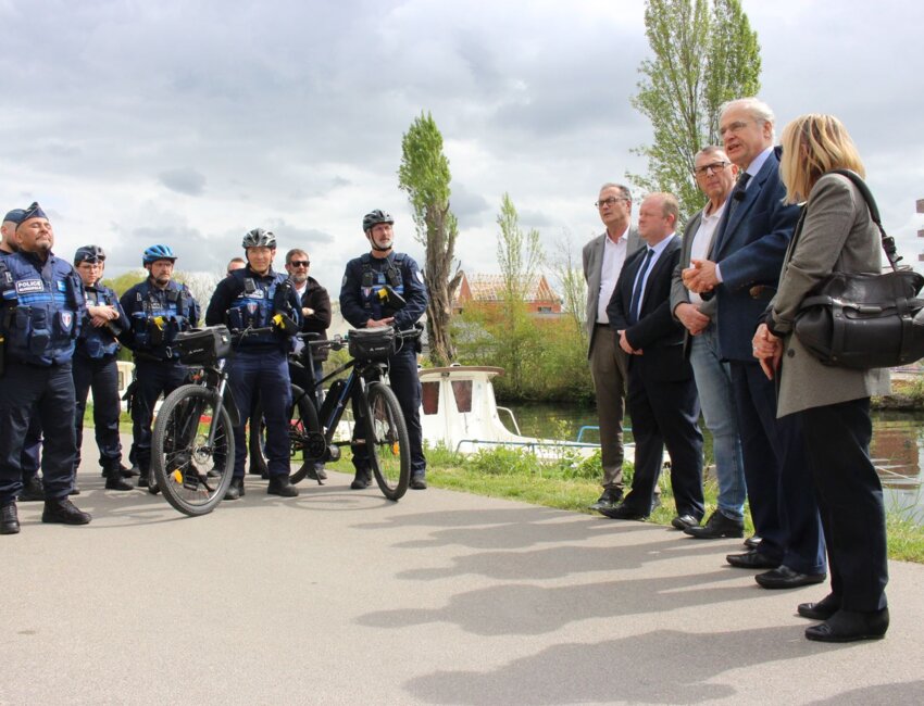 Le préfet de la Somme, Rollon Mouchel-Blaisot, encadre l'opération de sensibilisation.