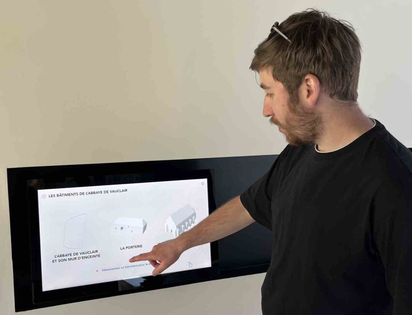 Des panneaux interactifs permettent de visualiser l'abbaye telle qu'elle existait avant sa destruction.