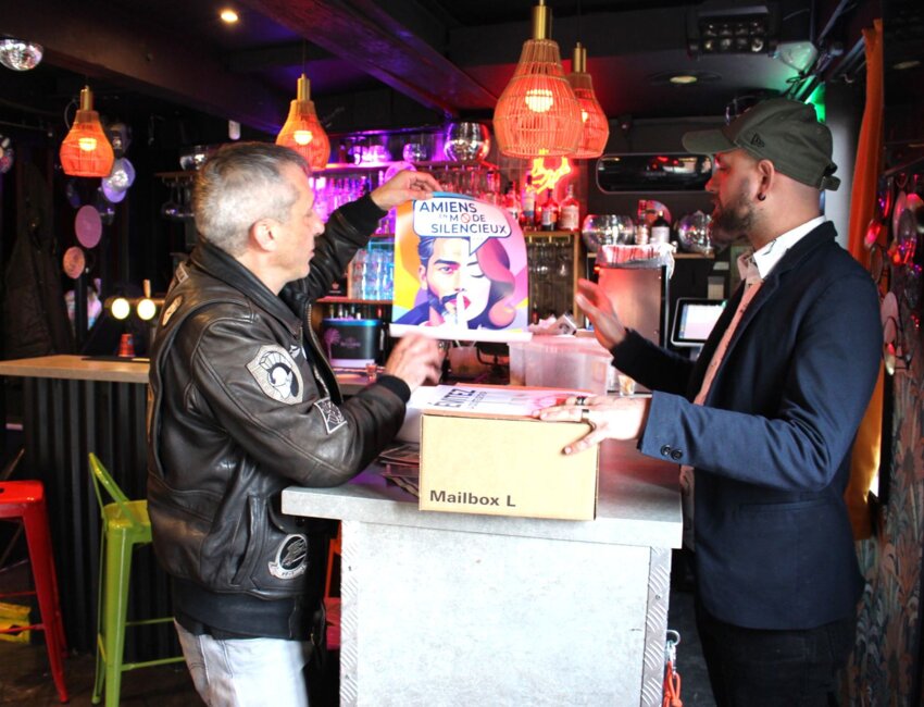 Présentation des affiches au Living.