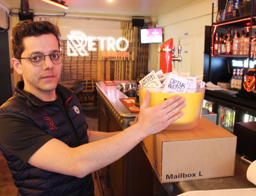 Les capuchons anti-drogue en place au Rétro Bistroclub.