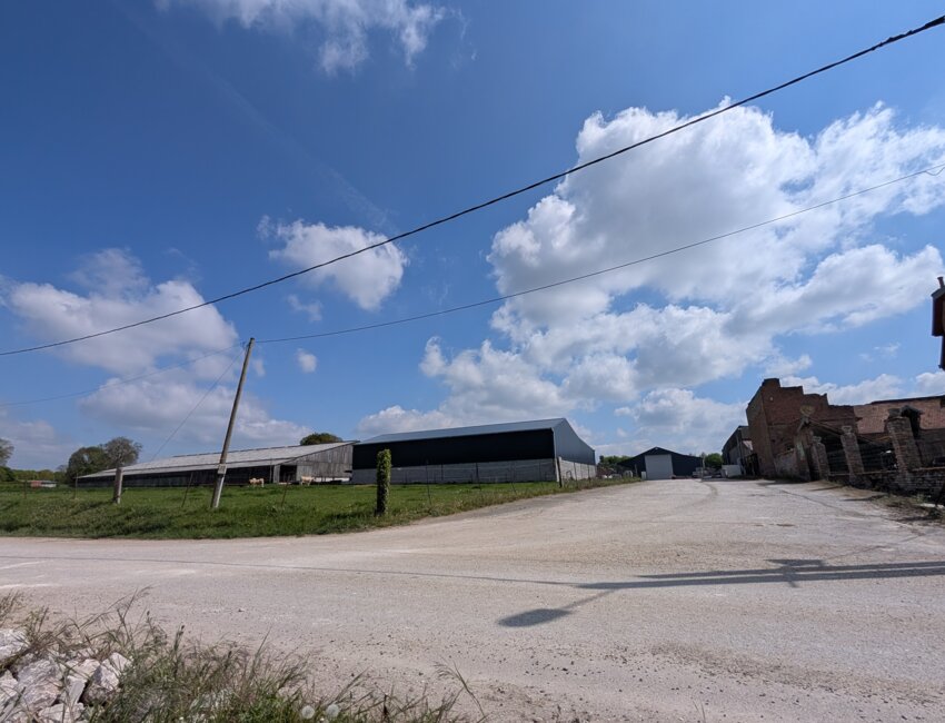 La famille Defacque est installée à Visme-au-Val depuis 1965. © Aletheia Press / D. La Phung