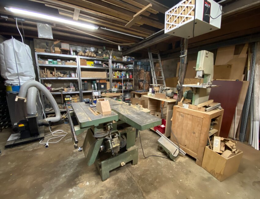 Son atelier semblable à celui d’un menuisier ébéniste.