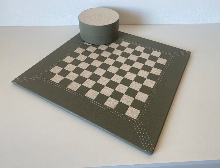 Elle peut aussi créer des plateaux pour jouer.