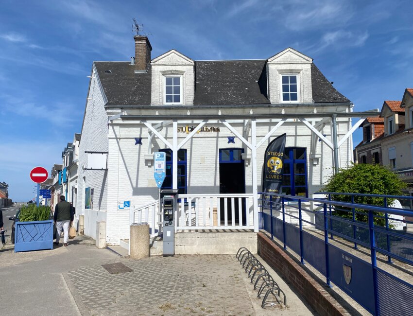 La librairie se situe dans l’ancien office de tourisme.