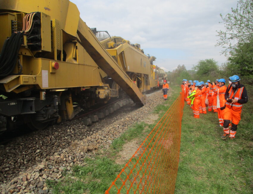 Les officiels ont pu observer sur le terrain les moyens matériels importants engagés sur le chantier.