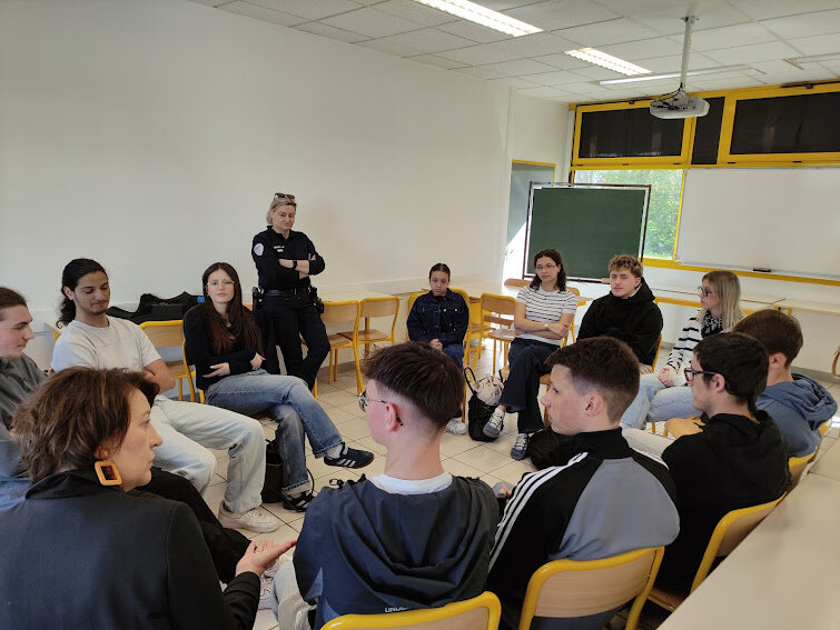 Police et chefs d’entreprise ont présenté leur quotidien devant les lycéens.