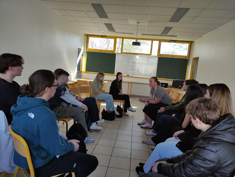 Les jeunes ont écouté les conseils du « savoir-être » d’une agent de «France Travail» lors d’un entretien d’embauche.