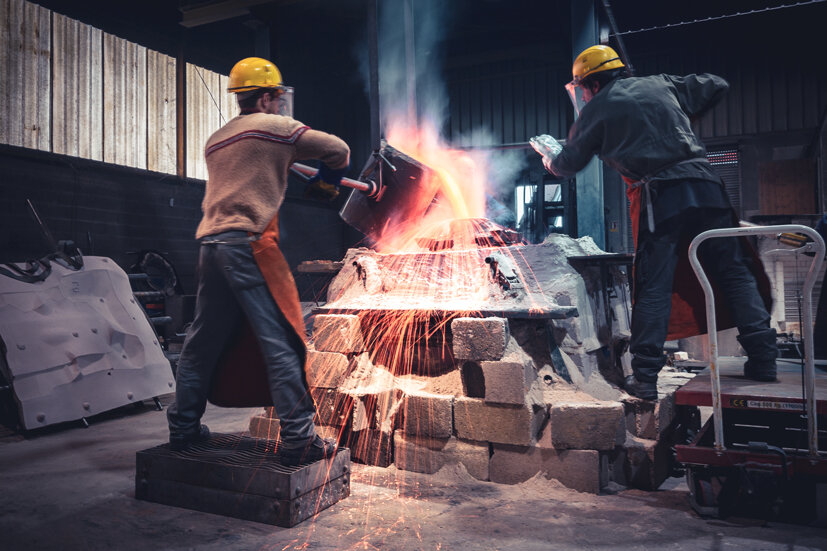 © Johann Marin-Thiery. La coulée dans le moule en sable. Une étape cruciale, un travail d’équipe millimétré.