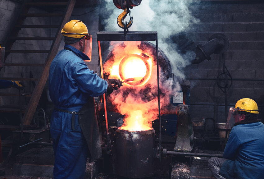 © Johann Marin-Thiery. Coulée du bronze : une étape aussi précise que dangereuse.