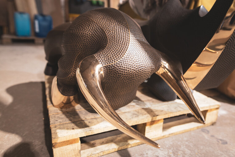 © Johann Marin-Thiery. Sculptures de Gé Pellini. Les ciselures sont réalisées à la main, point par point, par le MOF Vincent Ferreux.